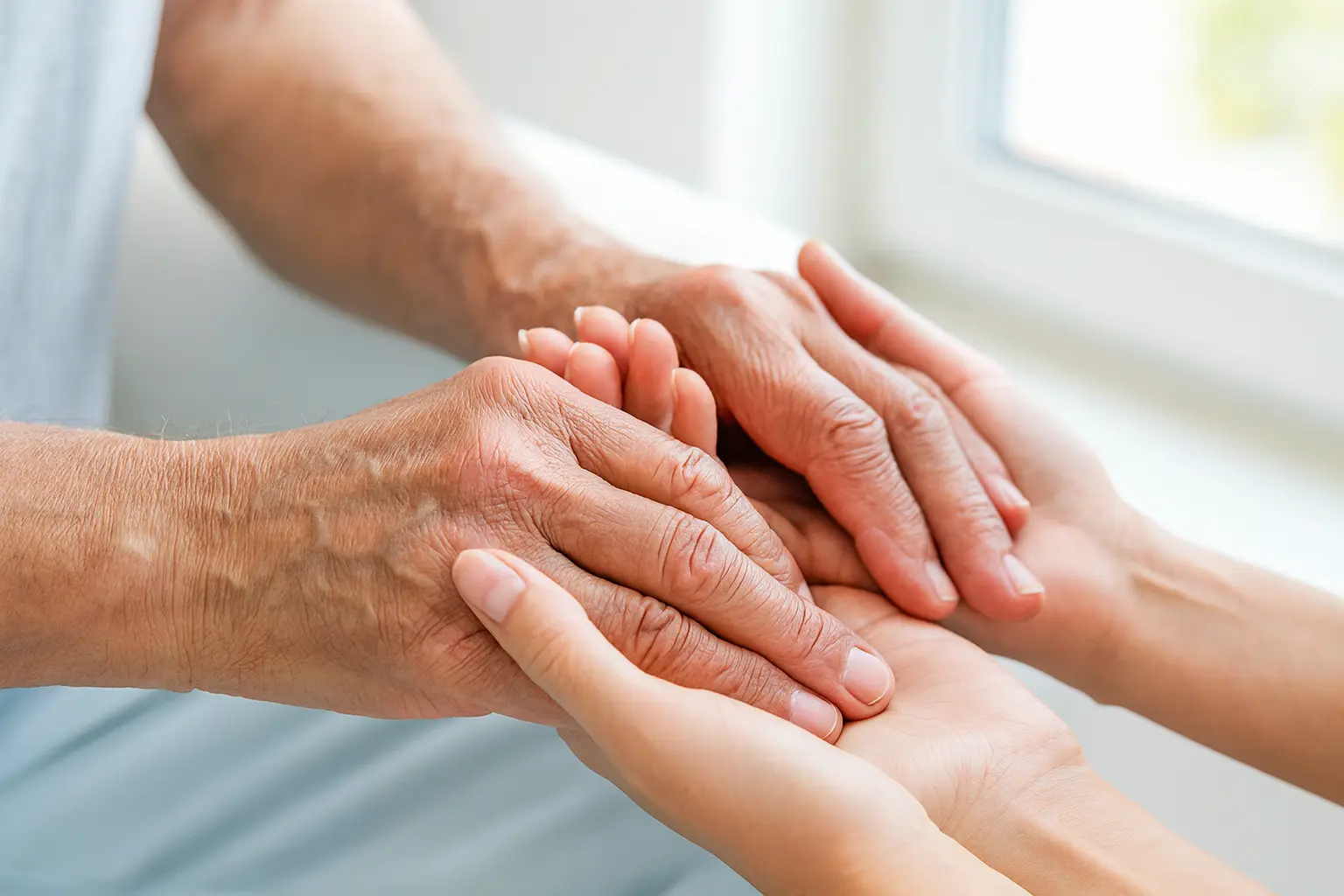 Wichtige Informationen zur Seniorenbetreuung Senioren mit Betreuerin beim Gespräch – Austausch wichtiger Informationen zur Betreuung.