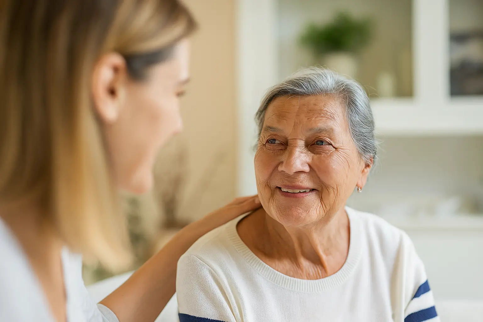 Wichtige Informationen zur Seniorenbetreuung Senioren mit Betreuerin beim Gespräch – Austausch wichtiger Informationen zur Betreuung.